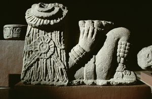 Liggende zonnegod met een zonnekalenderschijf in het haar door Aztec